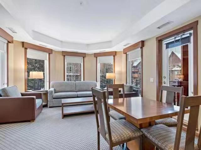 Sunny Tranquil Woods Turret In Falcon Crest Lodge แคนมอร์ ภายนอก รูปภาพ